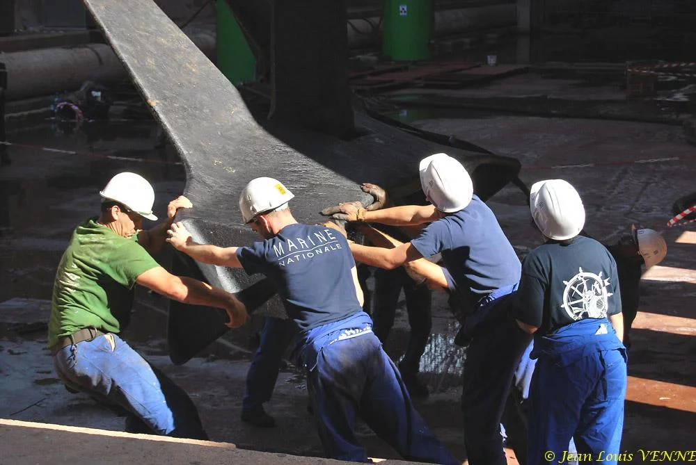 Le Charles de Gaulle ré-embarque ses lignes de mouillage