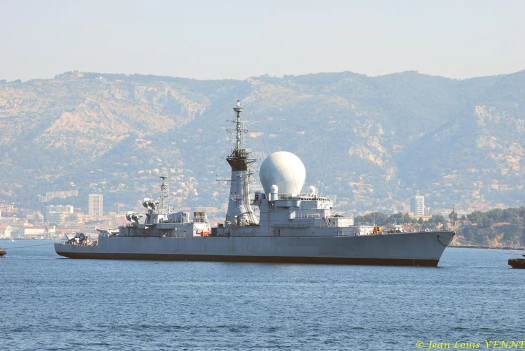 La coque de l'ex-Duquesne remorquée vers St-Mandrier