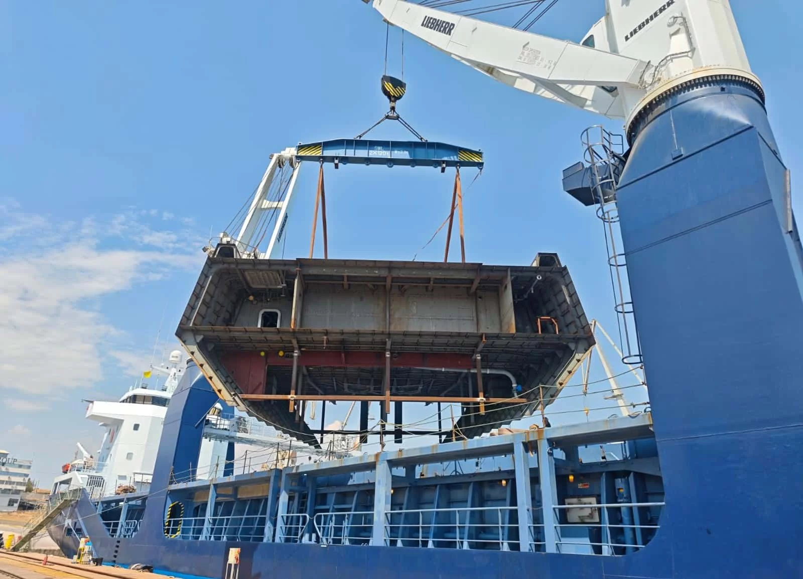 Embarquement d'un bloc destiné à une frégate de défense et d'intervention de la marine nationale