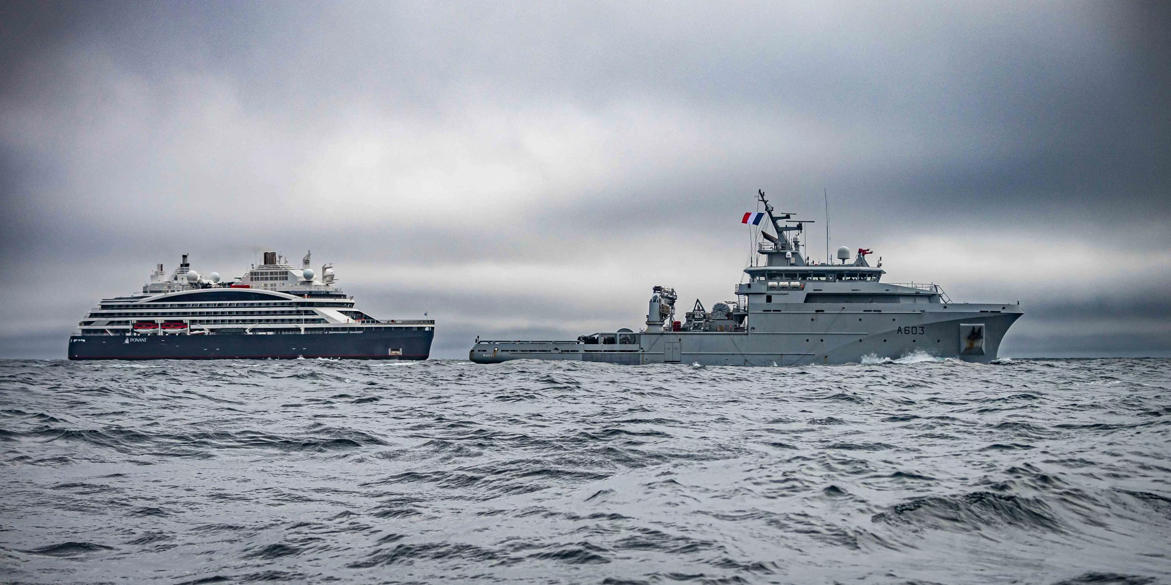 Le bâtiment de soutien Rhône et le navire d’exploration polaire Commandant Charcot