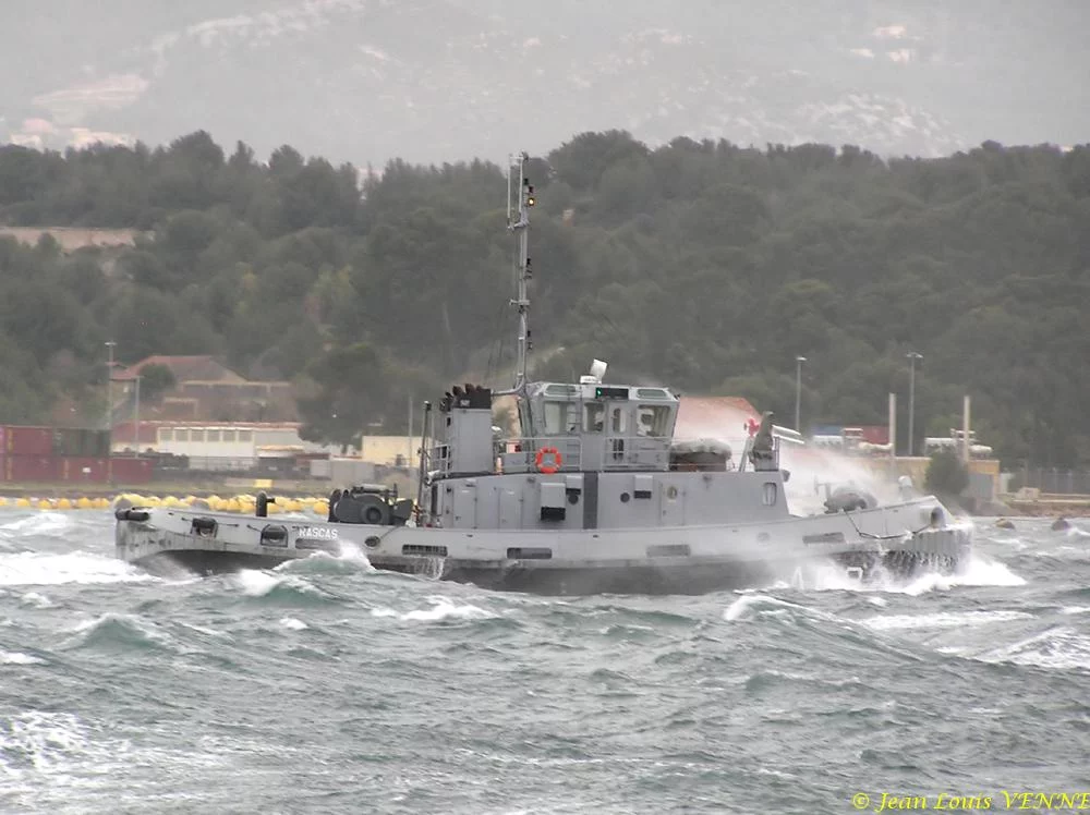 Un remorqueur dans la tempête