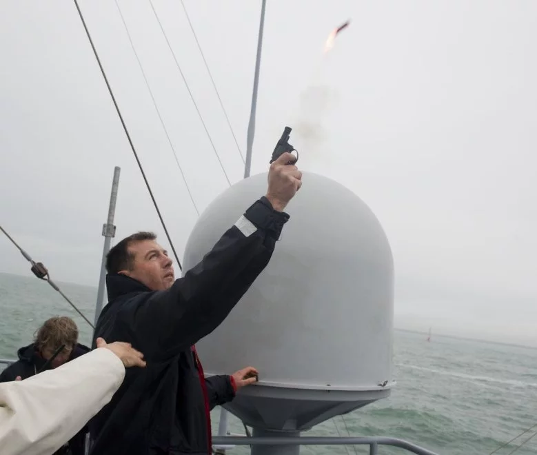 Le commandant du Tenace donne le départ de la course