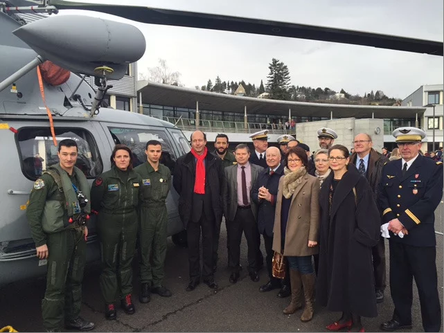 L'hélicoptère entouré de son équipage et de la direction du collège