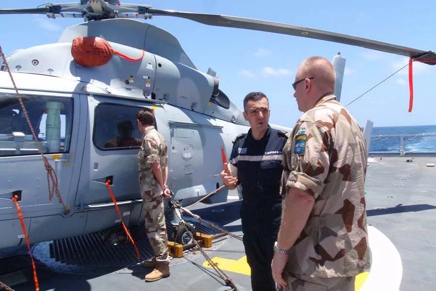 L'hélicoptère du La Fayette attire l'attention du futur commandant de la force européenne