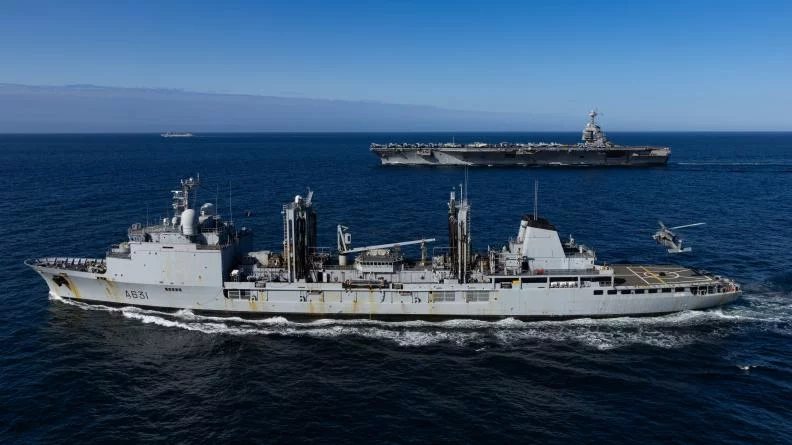 Le BCR Somme ravitaille le porte-avions américain USS Gerald R. Ford