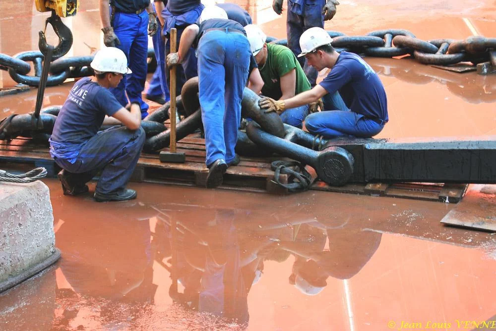 Le Charles de Gaulle ré-embarque ses lignes de mouillage