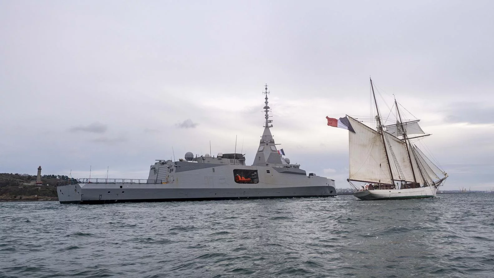La goélette Belle Poule et la frégate Amiral Ronarc’h