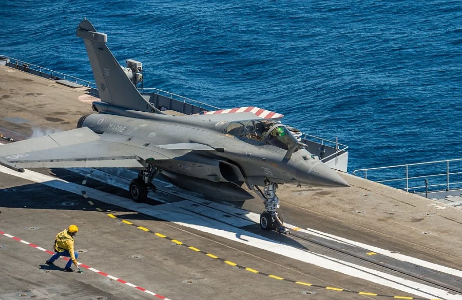 Un Rafale décolle du porte-avions Charles de Gaulle