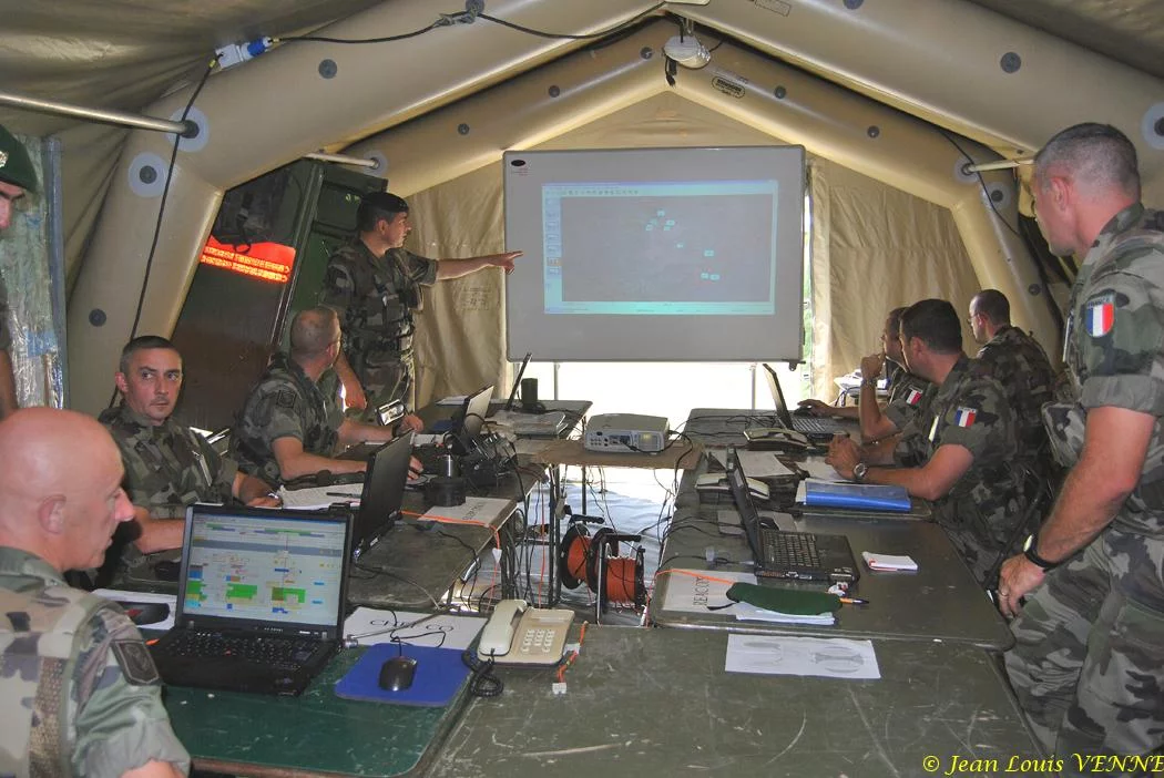 Poste de commandement sous la tente