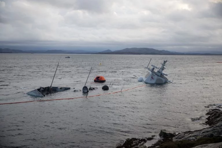 La frégate norvégienne HNoMS Helge Ingstad a presque entièrement disparue sous l'eau