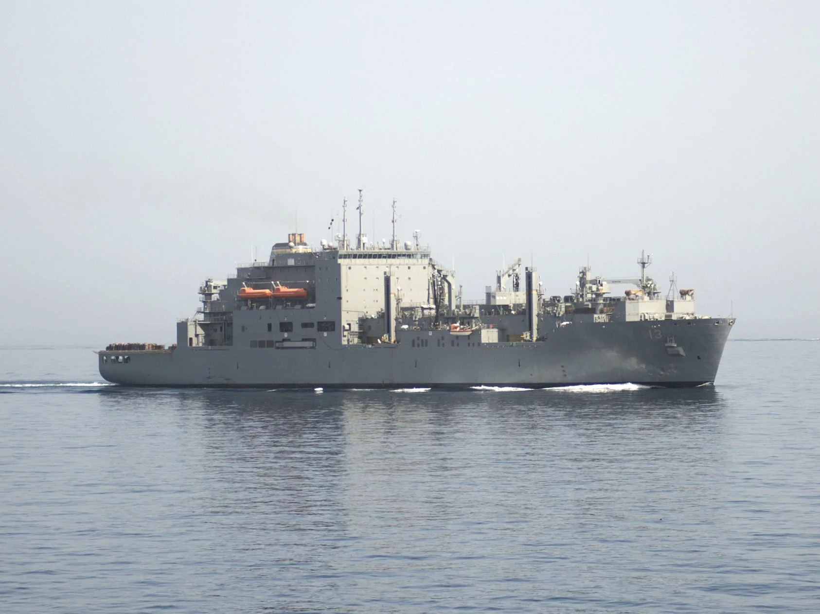 L'USNS Medgar-Evers en mer d'Arabie en 2013