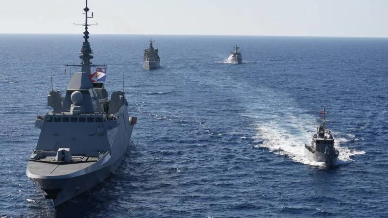 La frégate Languedoc avec des bâtiments libanais