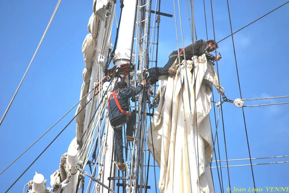 L’équipage installe les voiles sur les vergues du Bélem