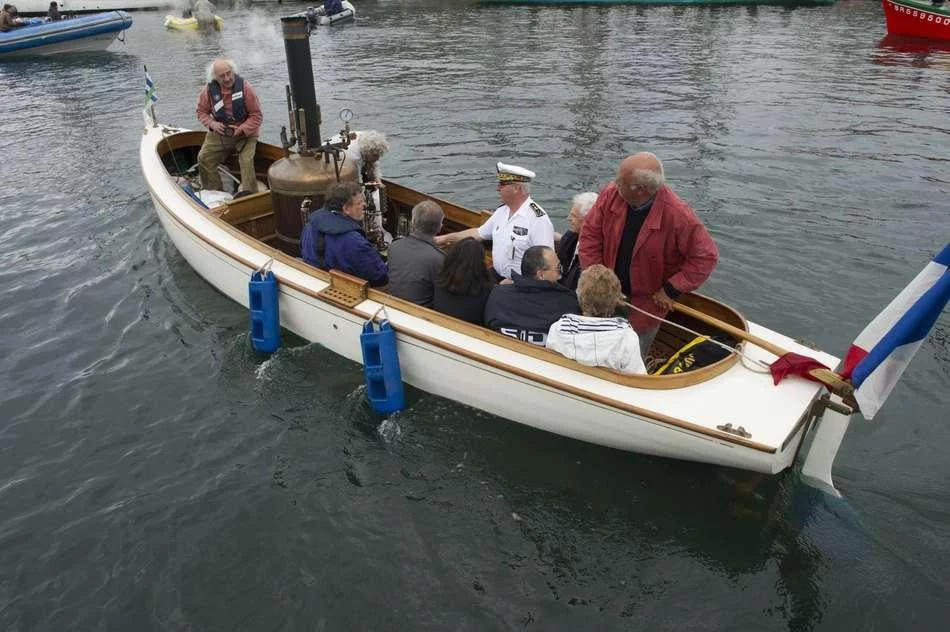 Le VAE Labonne embarque sur le Suzanne, un petit bateau à vapeur.