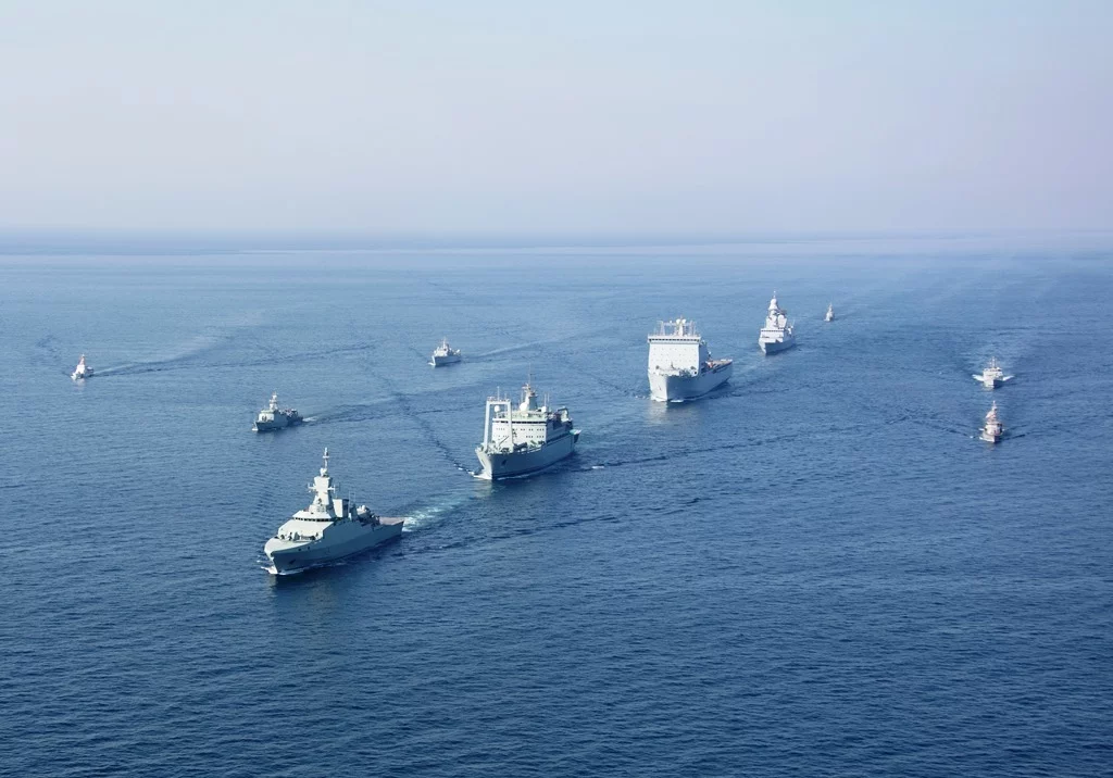 La frégate Chevalier Paul intégrée au sein d’un groupe multinational composé de bâtiments omanais, américains et britanniques