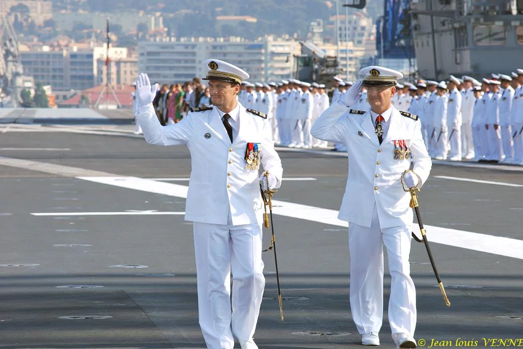 Le CV Rolland et le command en second passent l'équipage en revue