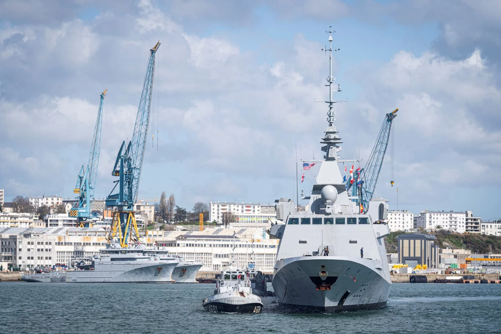 La frégate Normandie dans le port de Brest