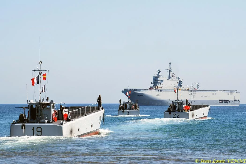 Les engins de débarquement repartent vers le Mistral