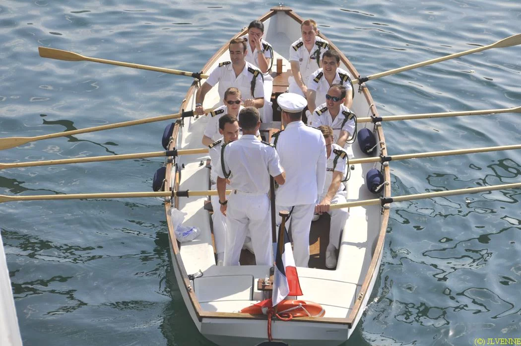 Tradition : le CF Eugène débarque en chaloupe armée par les officiers de l'Aconit