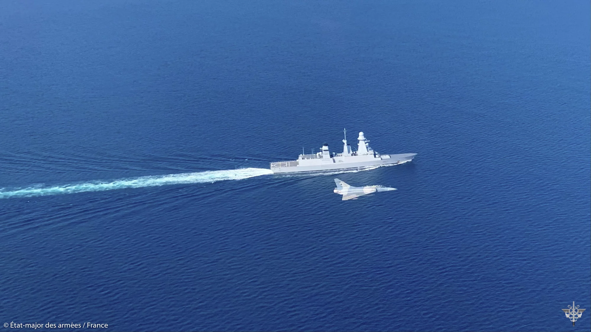 La frégate Chevalier Paul survolée par un Mirage 2000-5