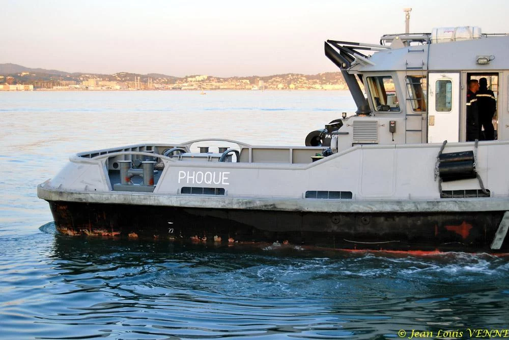 Le Charles de Gaulle sort du bassin