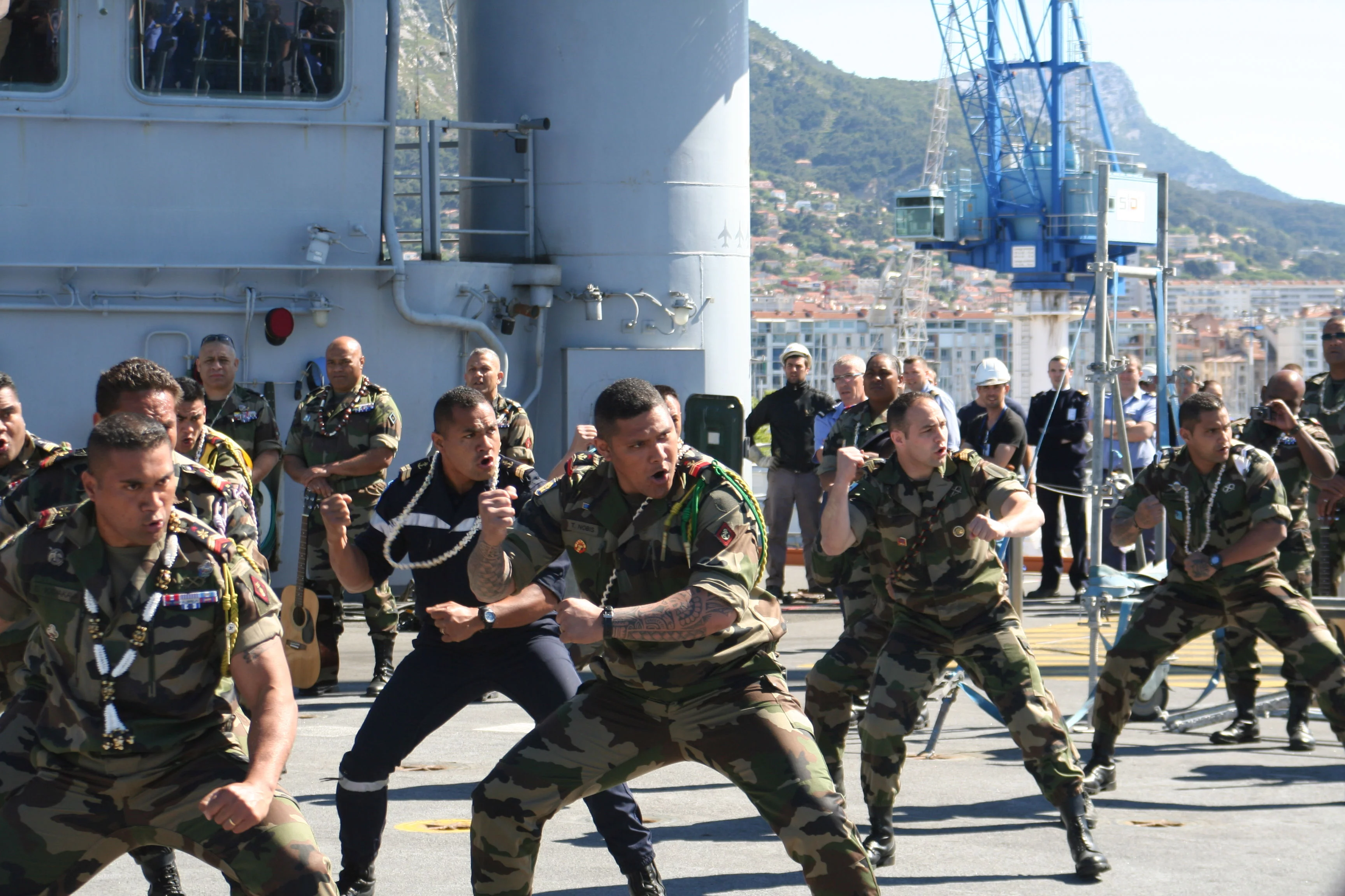 Le XV du Pacifique fait une démonstration de Haka sur le pont du porte-avions Charles de Gaulle