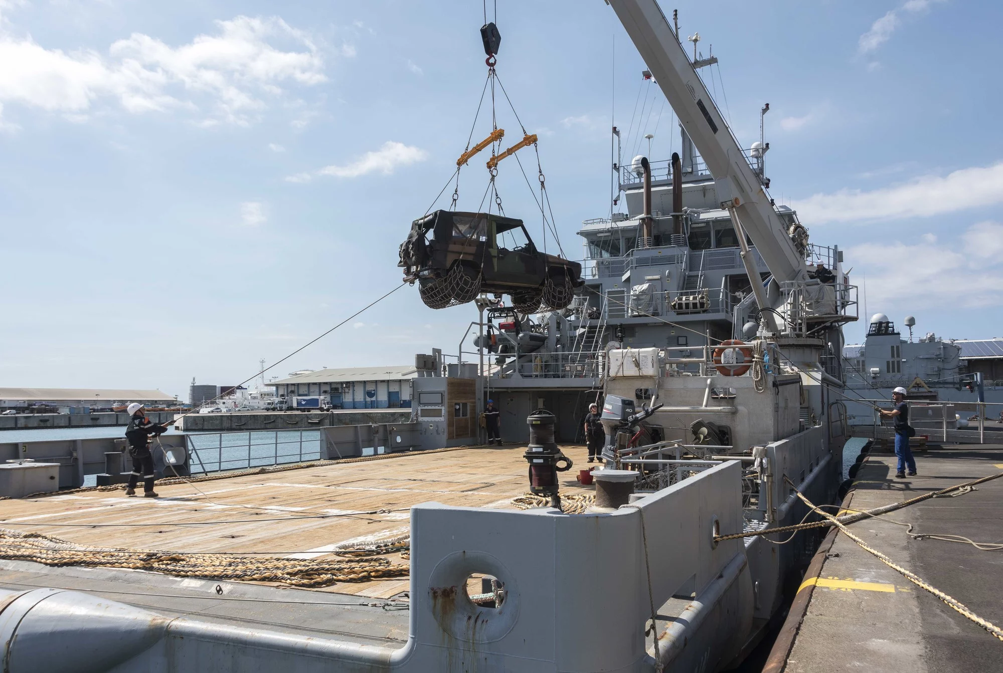 Le Champlain embarque un véhicule de l'armée de terre