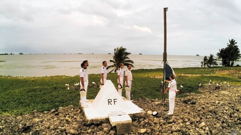 Cérémonie des couleurs sur l'atoll de Clipperton