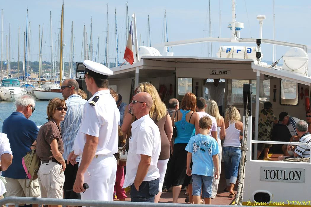 Une foule nombreuse attend de visiter le Var