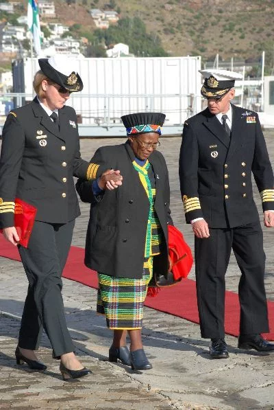 La marraine du SAS QUEEN MODJADJI I arrive à la cérémonie d'accueil