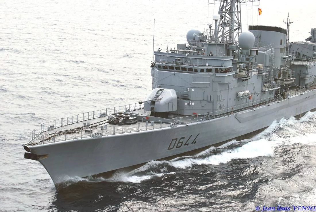 La frégate Primauguet se présente pour un ravitaillement à la mer