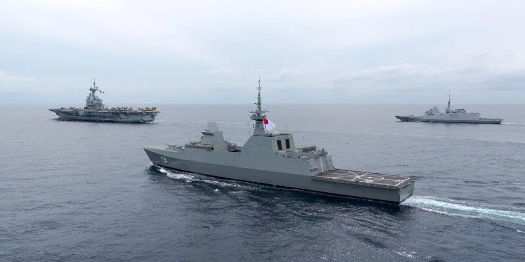 Le groupe aéronaval et une frégate singapourienne