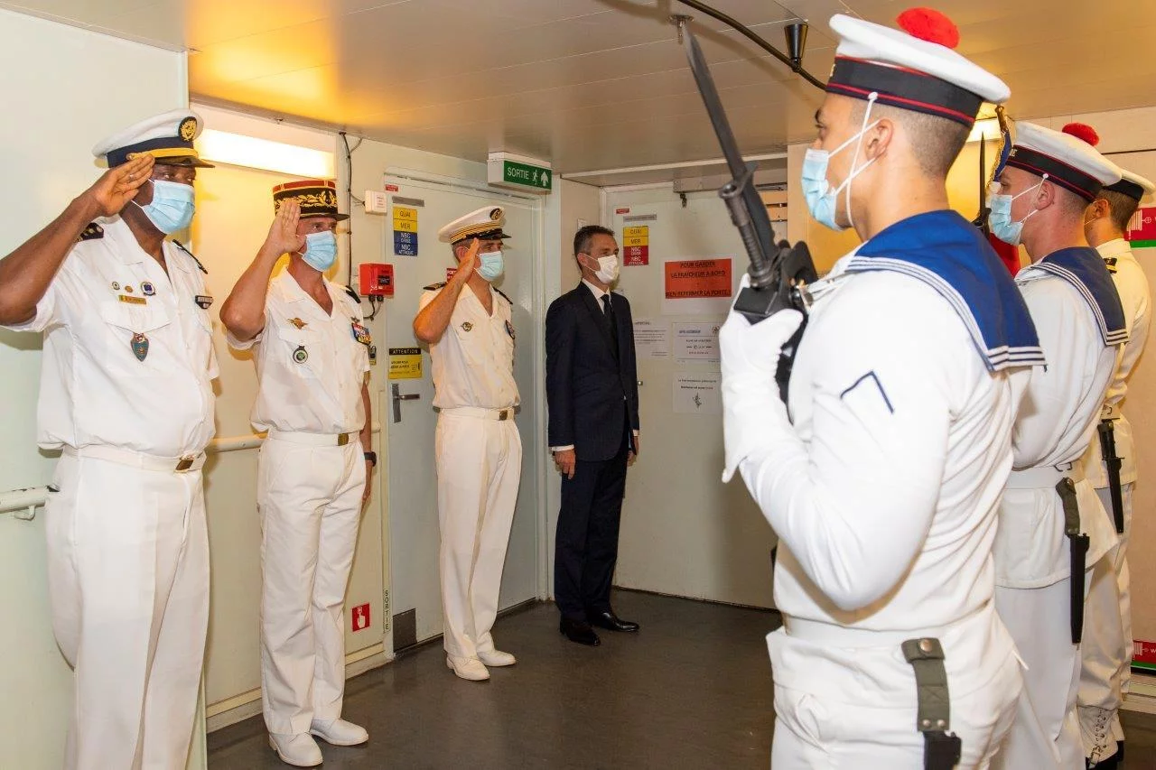 Réception protocolaire d'officiels à bord du Dixmude