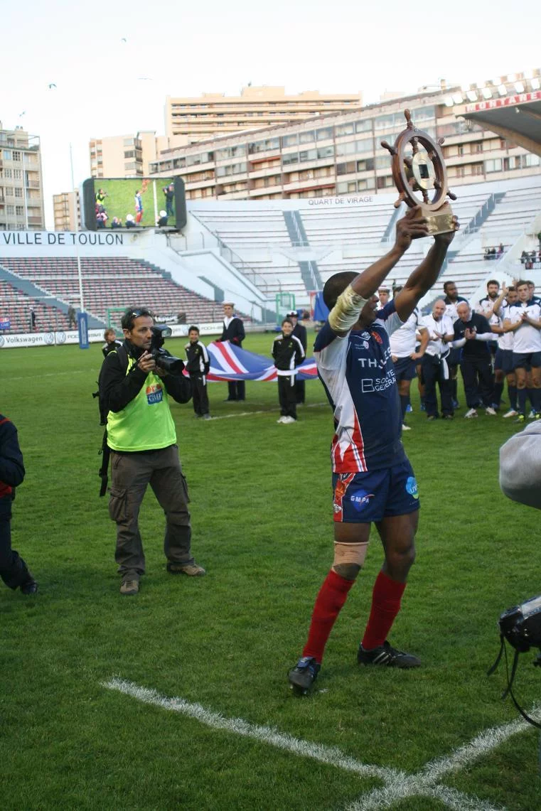 Le capitaine brandit le trophée