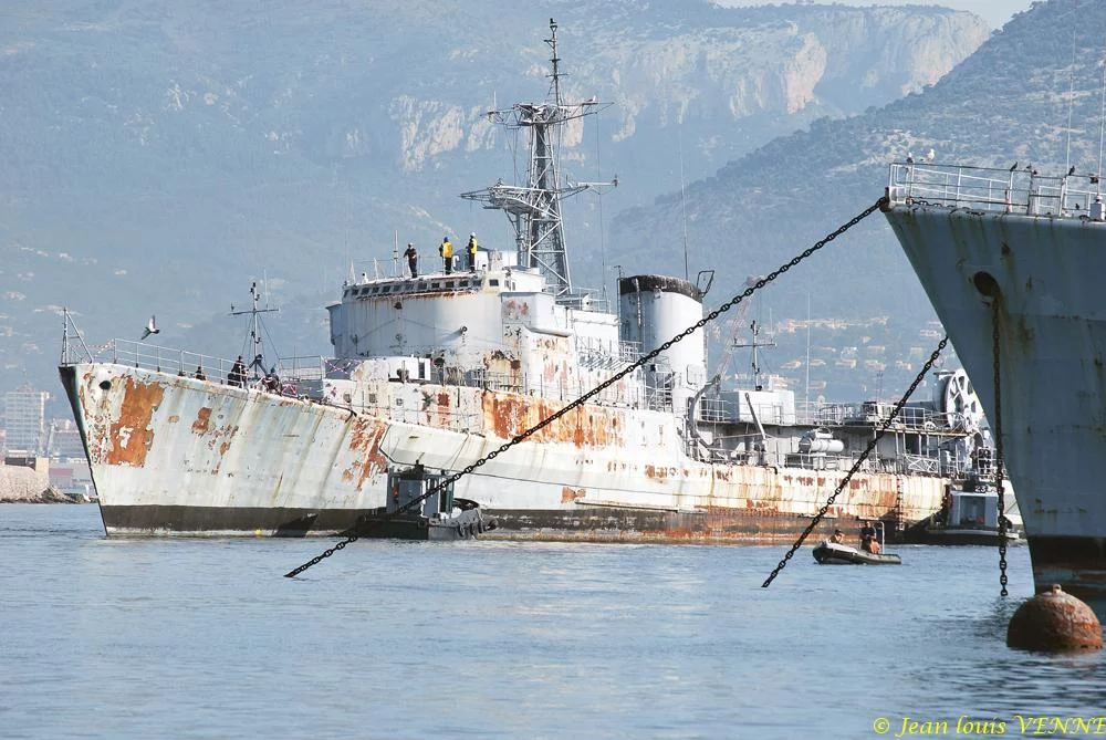 La coque de l’ex-aviso escorteur Commandant Rivière transférée de Saint-Mandrier à la base navale de Toulon