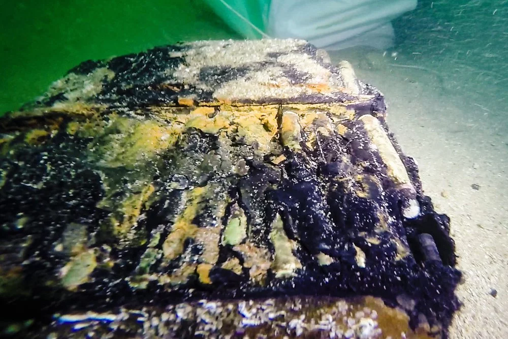 Cinquante caisses comprenant des munitions 20 mm ont été découvertes