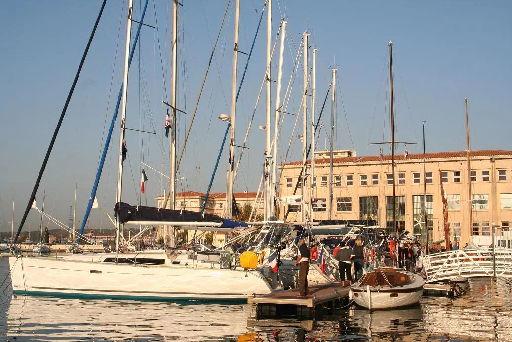 Des voiliers du Club nautique de la Marine de Toulon mettent les voiles vers les Antilles