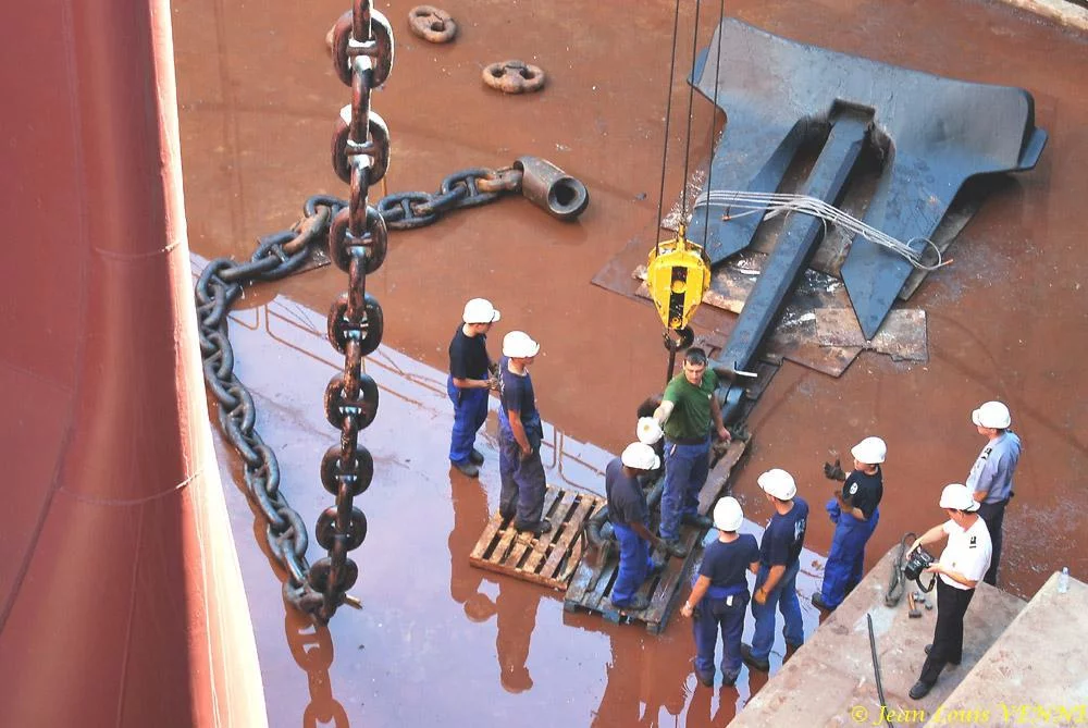 Le Charles de Gaulle ré-embarque ses lignes de mouillage