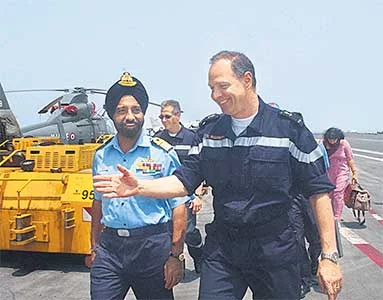 Les Amiraux Anup Singh et Xavier Magne