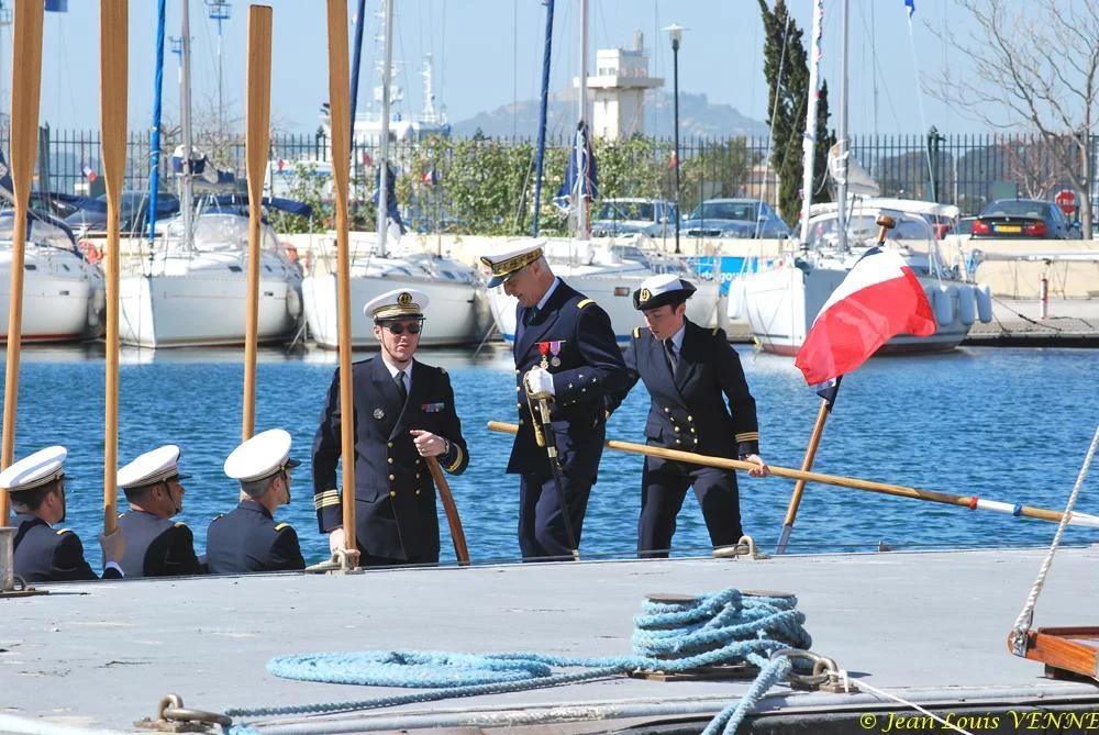 L'amiral Tandonnet embarque sur la baleinière traditionnelle