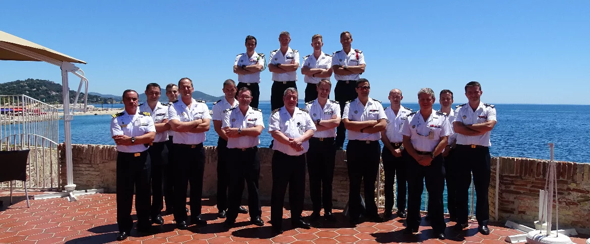 Les stagiaires du cours de commandement de sous-marins (COURCO) 2017 autour du vice-amiral d’escadre Guillaume