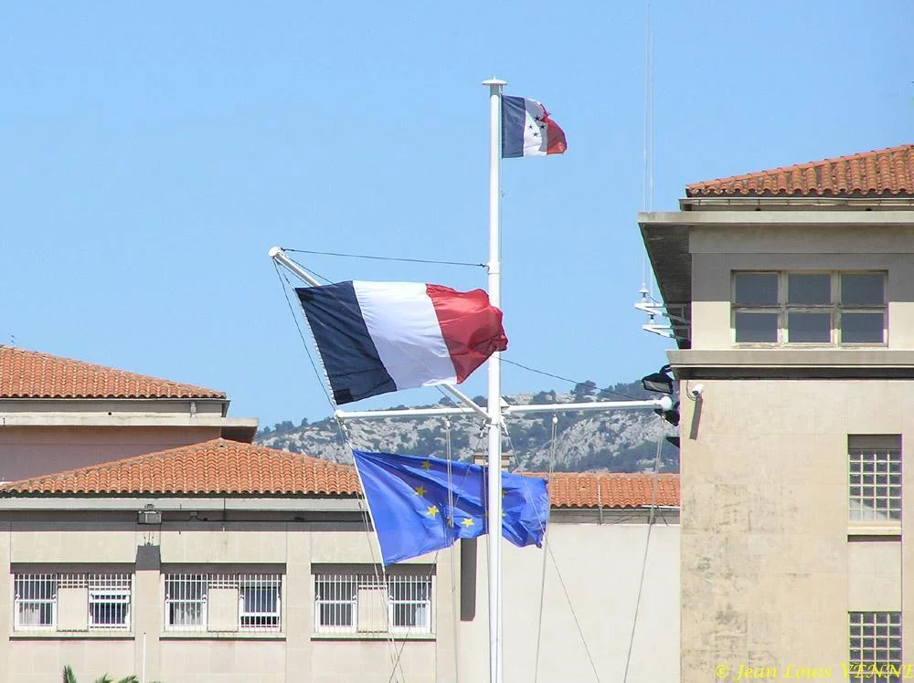 Le mât de pavillon de la préfecture maritime