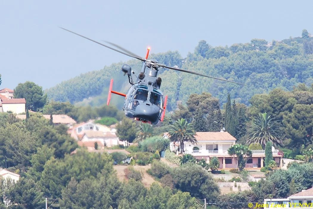 L'hélicoptère Dauphin de service public survole la rade de Bandol