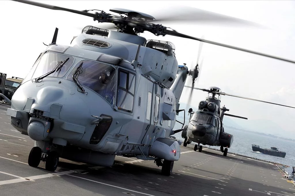 Un hélicoptère NH90 de la marine nationale et un Cougar sur le pont du HMS Bulwark