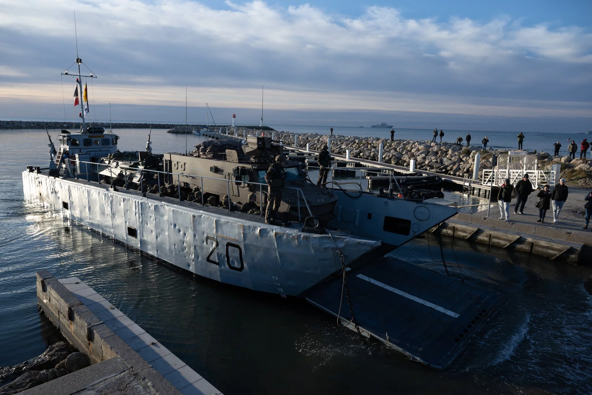 Débarquement d'engins dans le port de Sète