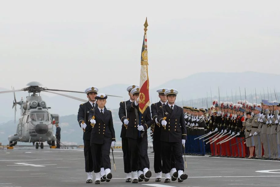 La garde du drapeau de l'Ecole Navale