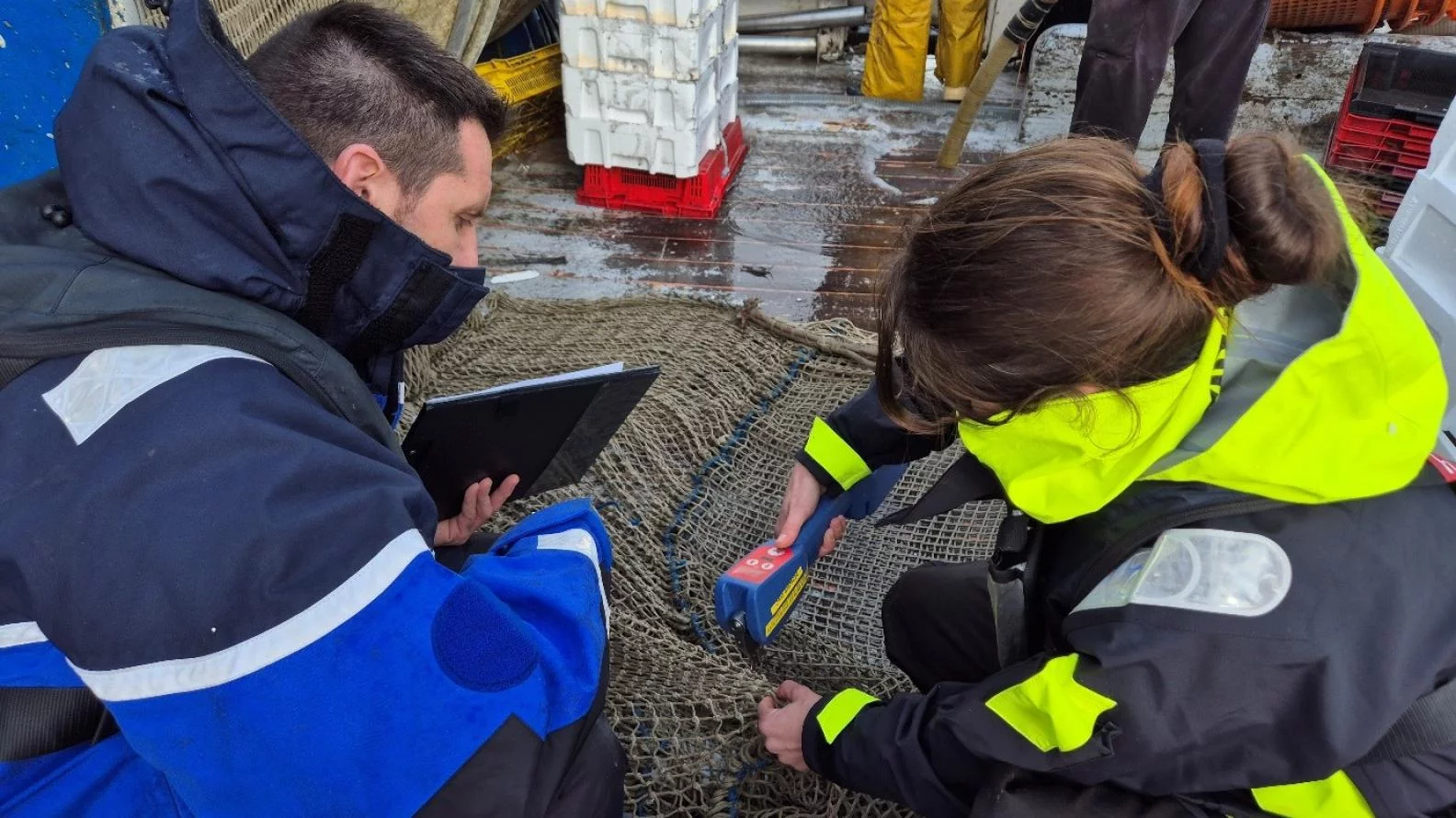 Des gendarmes maritimes vérifient la taille des filets