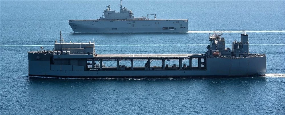 Le BPC Tonnerre et l'USS Lewis B. Puller