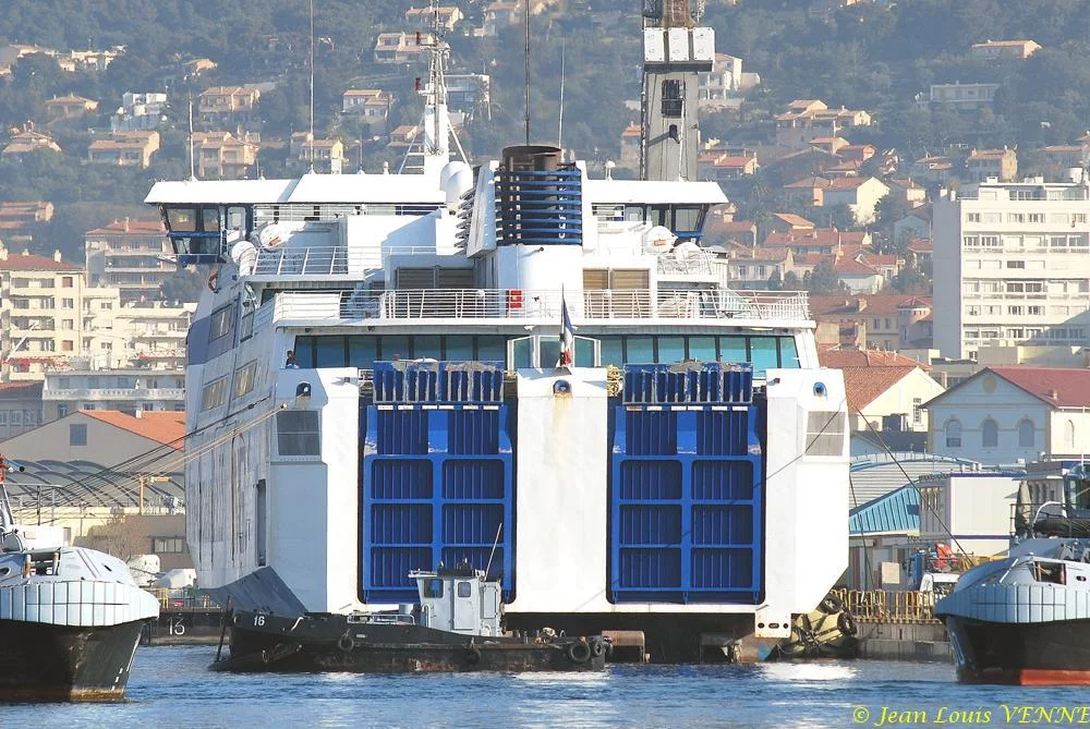 Le Liamone entre dans un bassin de DCNS à Toulon
