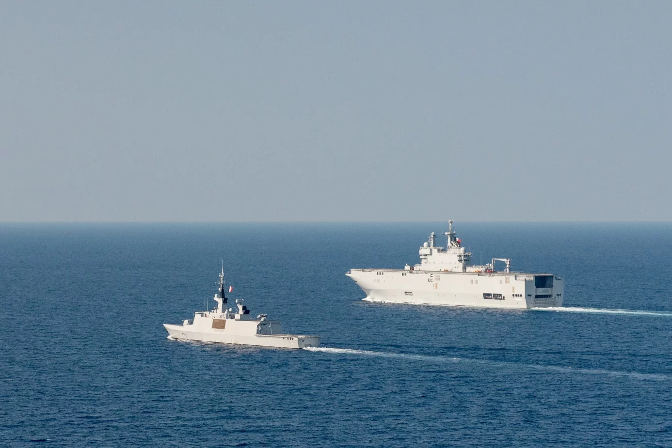 Le BPC Dixmude et la frégate Surcouf